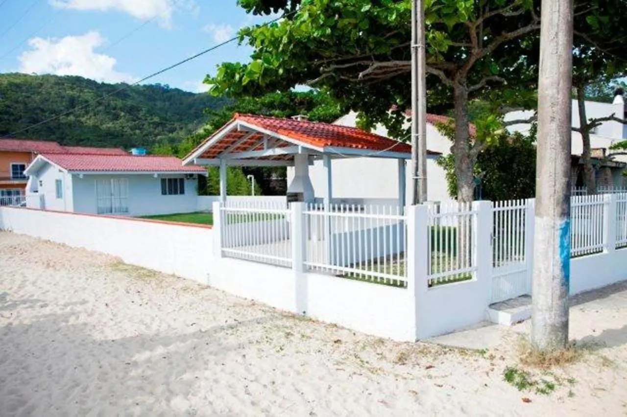 Bruno Klemtz Beachfront Villa: Seaside Oasis with Private Lawn Bombinhas