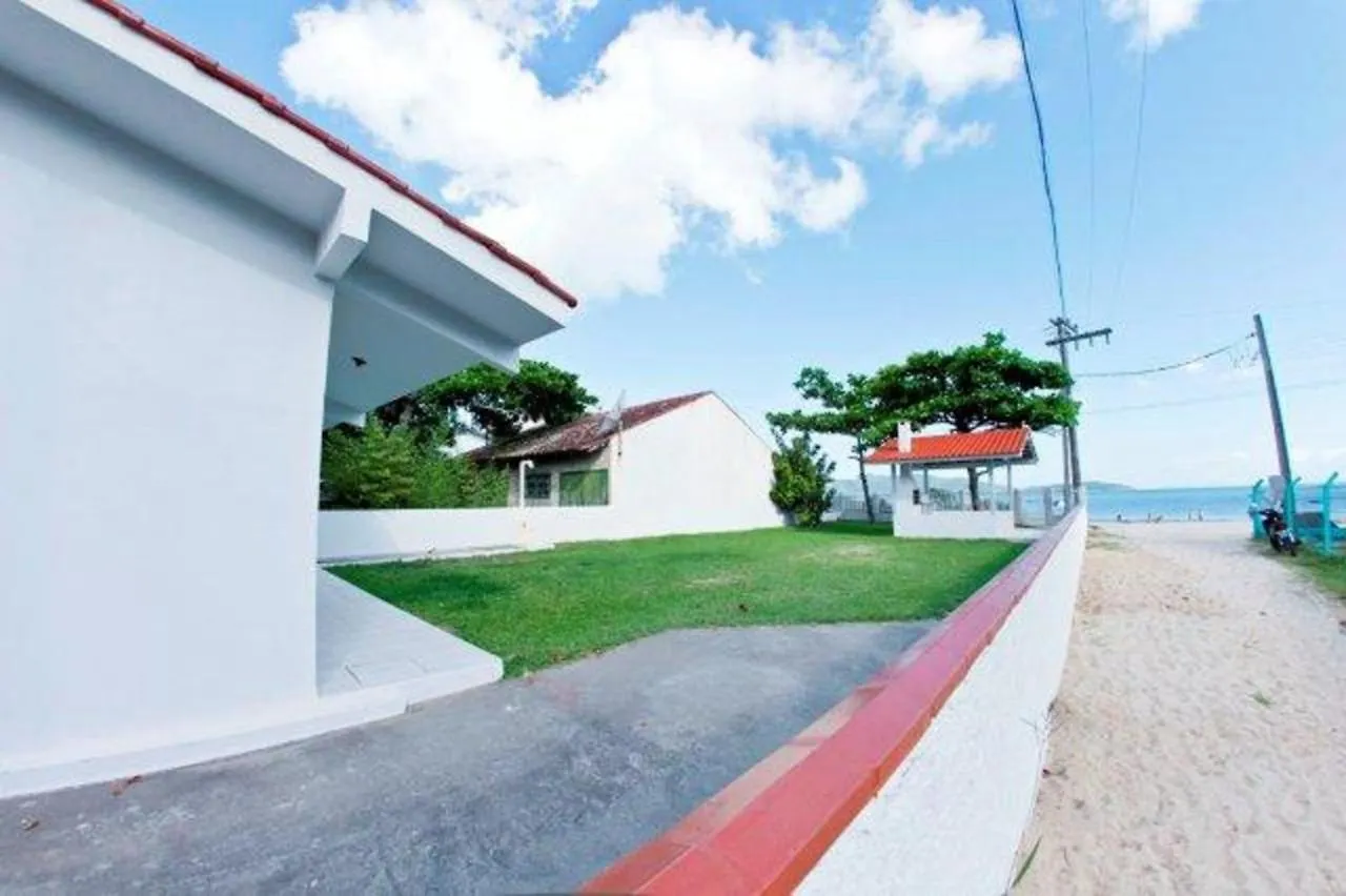 Holiday home Bruno Klemtz Beachfront Villa: Seaside Oasis with Private Lawn Bombinhas