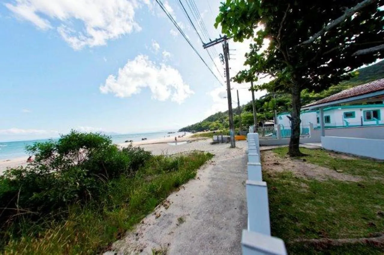 Bruno Klemtz Beachfront Villa: Seaside Oasis with Private Lawn Bombinhas