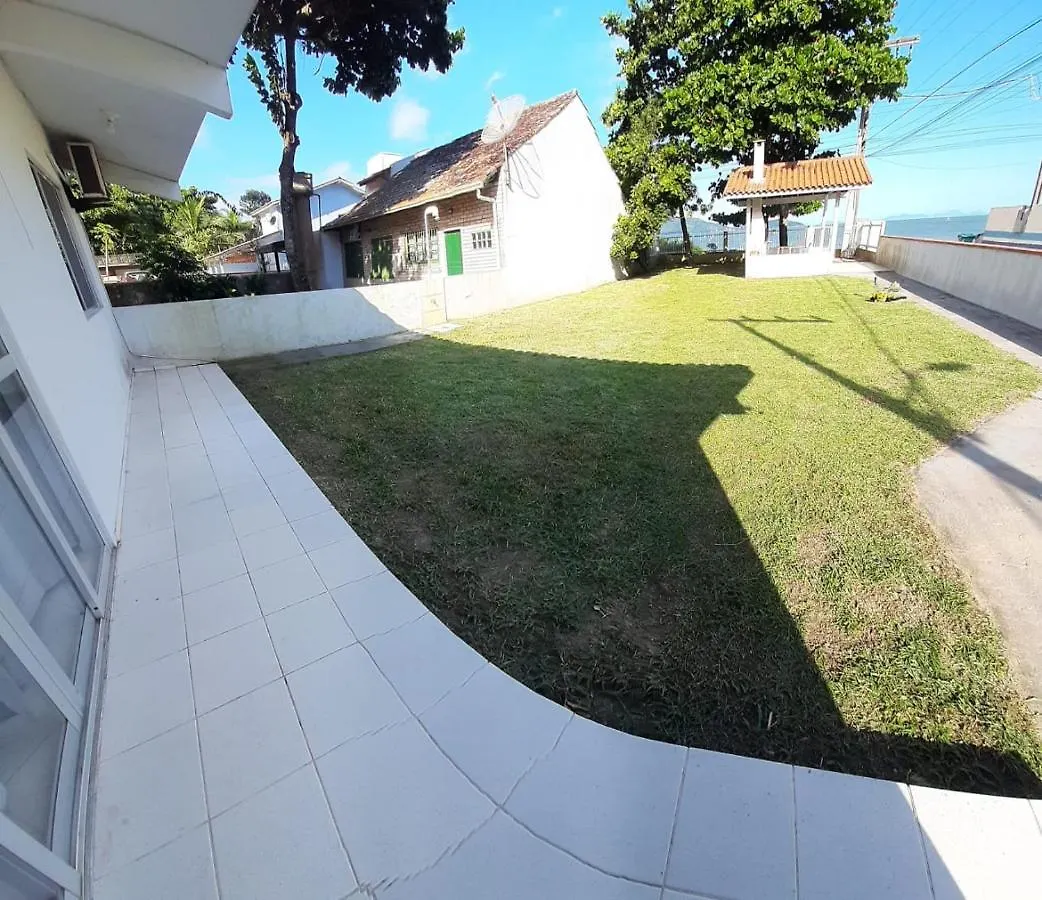 Bruno Klemtz Beachfront Villa: Seaside Oasis with Private Lawn Bombinhas