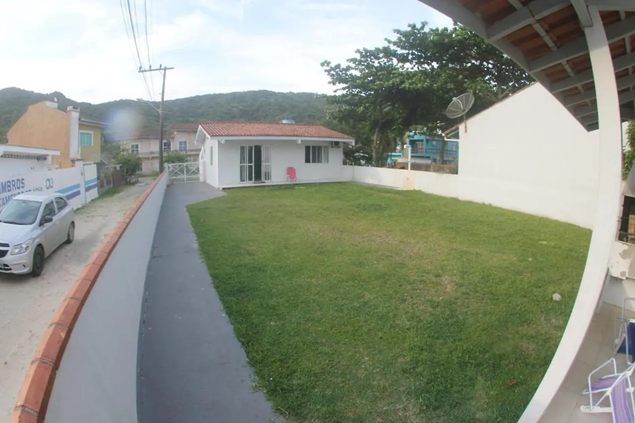 Bruno Klemtz Beachfront Villa: Seaside Oasis with Private Lawn Bombinhas Holiday home